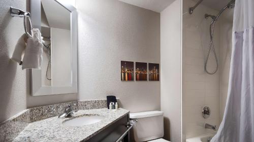 y baño con lavabo, aseo y espejo. en Best Western O'Hare/Elk Grove Hotel, en Elk Grove Village