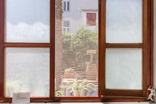 an open window with a view of a yard at B&B OTIUM in Pompei