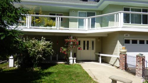 Afbeelding uit fotogalerij van Crown House B&B in Lake Cowichan