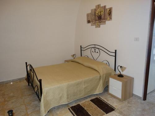 ラテルツァにあるL'orchideaのベッドルーム1室(ベッド1台、ランプ付きテーブル付)
