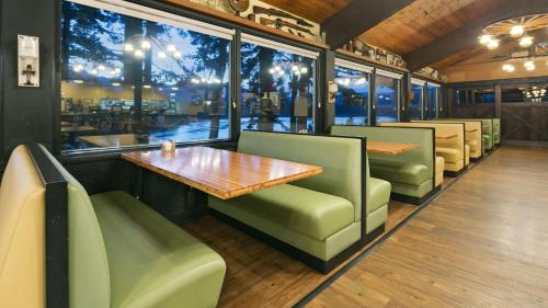 a restaurant with a table and chairs and windows at Best Western Plus Columbia River Inn in Cascade Locks
