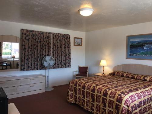 En eller flere senger på et rom på Old Marina Inn