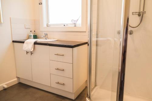 Bilik mandi di Simmers Serviced Apartments