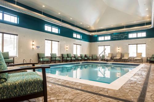 Swimmingpoolen hos eller tæt på Best Western Plus Franciscan Square Inn & Suites Steubenville