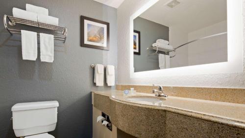 Ett badrum på Best Western Waldo Inn & Suites