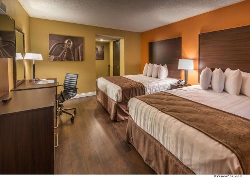 una camera d'albergo con 2 letti e una scrivania di Best Western Hoover Dam Hotel - SE Henderson, Boulder City a Boulder City