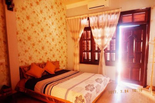 a bedroom with a bed and a window at Homestay A1 in Diện Biên Phủ