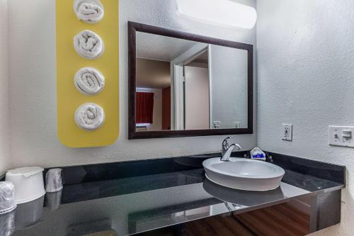 Ένα μπάνιο στο Motel 6-Fresno, CA