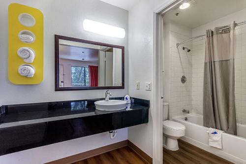 Kylpyhuone majoituspaikassa Motel 6-Fresno, CA