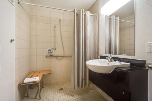 Ett badrum på Motel 6-Lakewood, CO - Denver