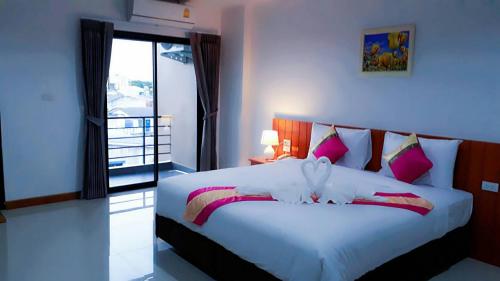 En eller flere senge i et værelse på The Terrace Khlongtoei
