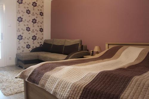 A bed or beds in a room at Verona Apartman