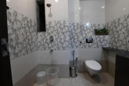 Bilik mandi di Madhav Muskan Residency