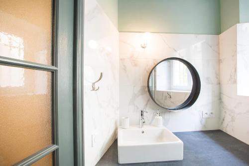 La salle de bains est pourvue d'un lavabo et d'un miroir. dans l'établissement Studio Jardin des Plantes Lyon1er, à Lyon