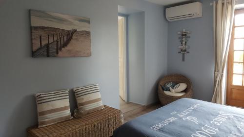 Ένα ή περισσότερα κρεβάτια σε δωμάτιο στο B&B Des Histoires d'Anges - Côté Jardin - Accueil Vélo
