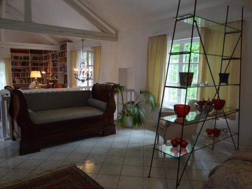 uma sala de estar com um sofá e uma mesa em Château Mesny Gite Au Fil des Pages em Vic-sur-Seille
