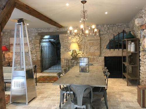 une salle à manger avec une table et un lustre dans l'établissement Maison Joséphine avec garage privé, à Blois