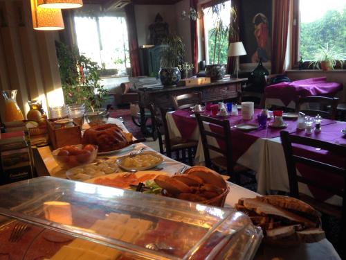 a table with a buffet of food in a restaurant at Jerà am Furtnerteich Hotel-Ristorante&Relax in Mariahof