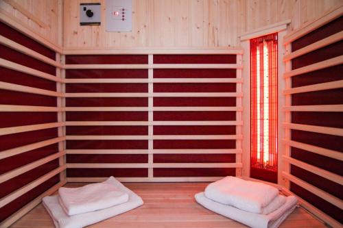 Zimmer mit Holzregalen und Fenster in der Unterkunft Apartment Bergjuwel in Sonnenalpe Nassfeld