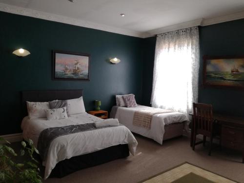Una cama o camas en una habitación de The Guest House Standerton
