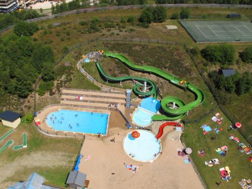 une vue aérienne d'un parc aquatique avec piscine dans l'établissement VVF Les 7 Laux Massif de Belledonne, à Prapoutel