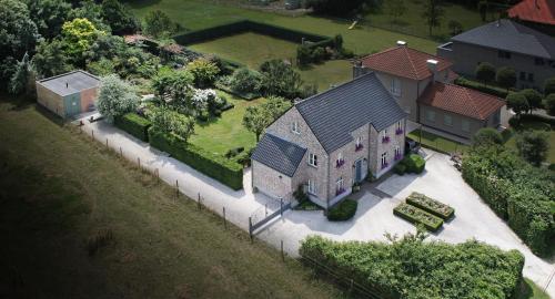 an aerial view of a large house with a yard at B&B La Clé du Sud in Merelbeke