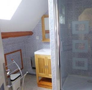 La salle de bains est pourvue d'une douche, d'un lavabo et d'une chaise. dans l'établissement La Grille Dorée, à Amboise