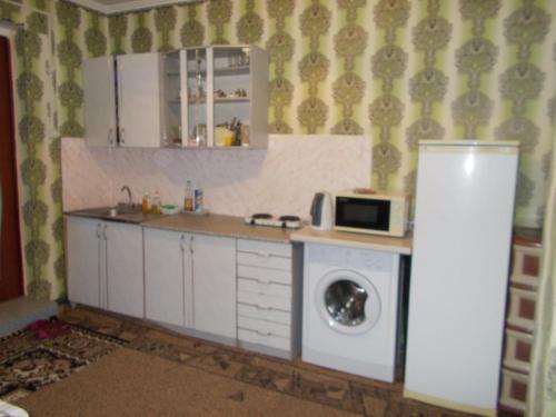 Кухня или мини-кухня в Apartment on Parallelnaya 
