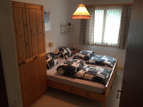 1 Schlafzimmer mit 2 Betten und einem großen Fenster in der Unterkunft Casa Sulom in Arosa