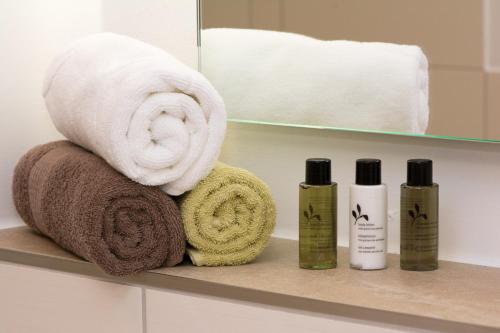 een plank met handdoeken en handdoeken in de badkamer bij SPIEGLHOF apart in Kumhausen