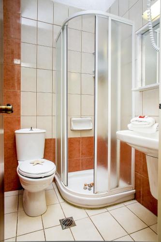 Bilik mandi di Hotel ALEXANDROS