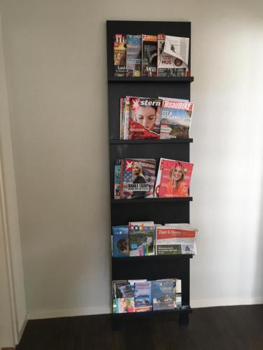 a book shelf filled with books and magazines at Bed & Breakfast Huys aan zee in Domburg
