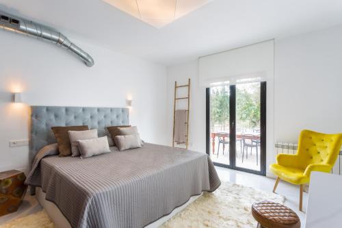 Tempat tidur dalam kamar di VILLA CAN MASS Architect Country Villa