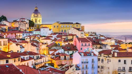 Pemandangan umum bagi Lisbon atau pemandangan bandar yang diambil dari apartmen