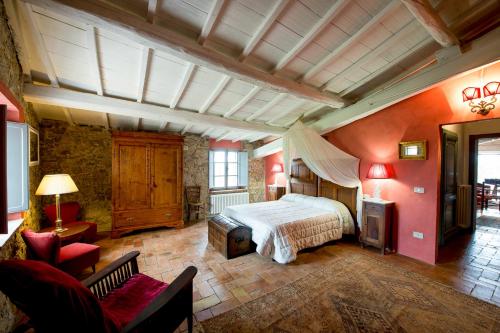 duża sypialnia z dużym łóżkiem i czerwonymi ścianami w obiekcie Il Granaio w mieście San Venanzo