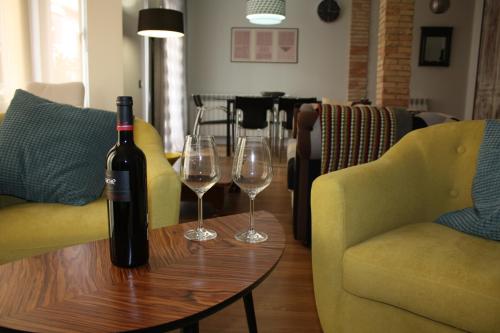 a bottle of wine and two glasses on a table at LarDviura in Logroño