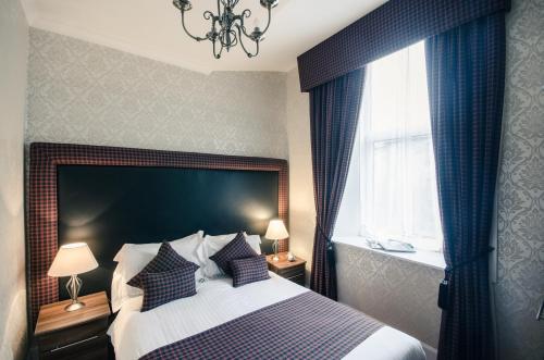Ένα ή περισσότερα κρεβάτια σε δωμάτιο στο Argyll Hotel