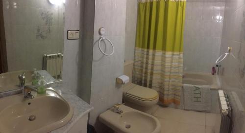 y baño con lavabo, aseo y ducha. en Apartamento González Montsec Montrebei, en Tolva