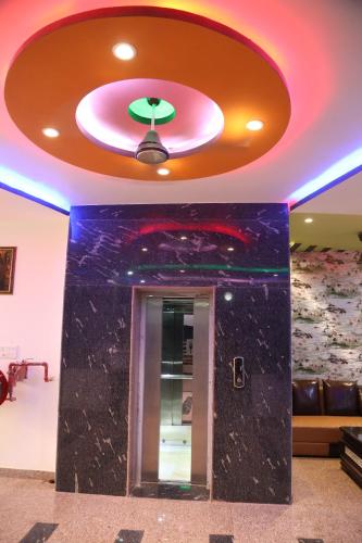 a ceiling in a lobby with aartments at Hotel Dhanraj Palace in Bharatpur