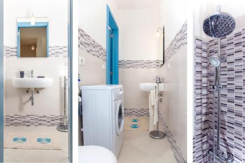 トッレ・ラピッロにあるVillino Pietra del Mareのバスルーム(トイレ、洗面台付)の2枚