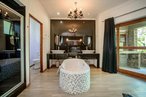 Η κουζίνα ή μικρή κουζίνα στο Zebrina Guest House