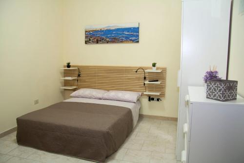 ナポリにあるAngelo's Houseのベッドルーム1室(ベッド1台付)