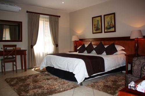A bed or beds in a room at Eagles Nest Lodge