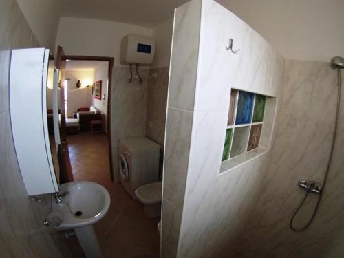 a bathroom with a shower and a toilet and a sink at Casa Bahia 6 in Santa Maria