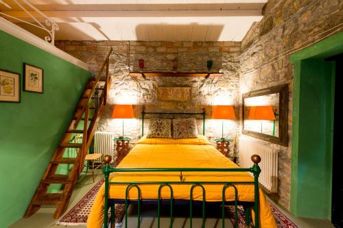 サン・ヴェナンツォにあるLa Limonaiaの石壁のベッドルーム1室