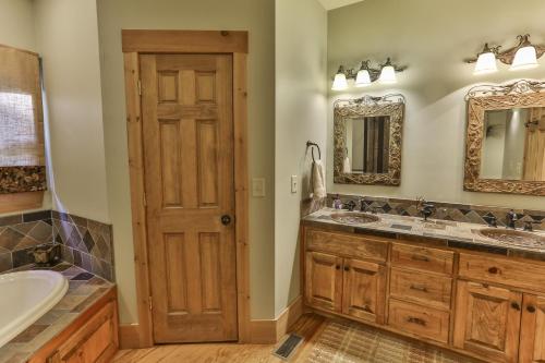 Un baño con dos lavabos y un espejo. en Heaven's Gate, en Ellijay