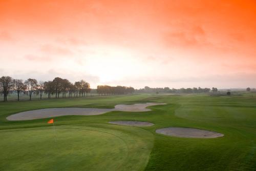 a view of a golf course with two eighteenth greens at Golfpark Strelasund in Süderholz
