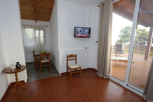 Μια τηλεόραση ή/και κέντρο ψυχαγωγίας στο Artemis Suites