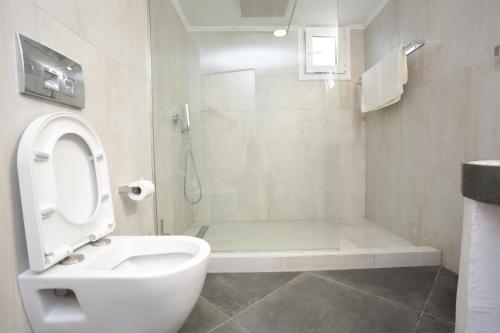 Ένα μπάνιο στο Artemis Suites