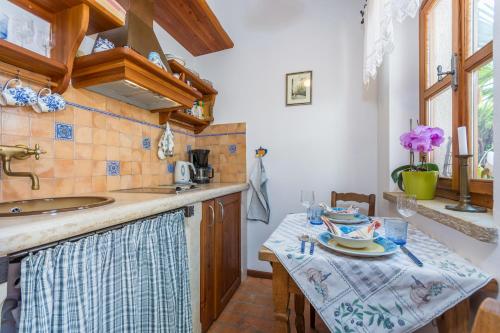 een keuken met een wastafel en een tafel met een bord bij Guesthouse Casa Nova in Poreč